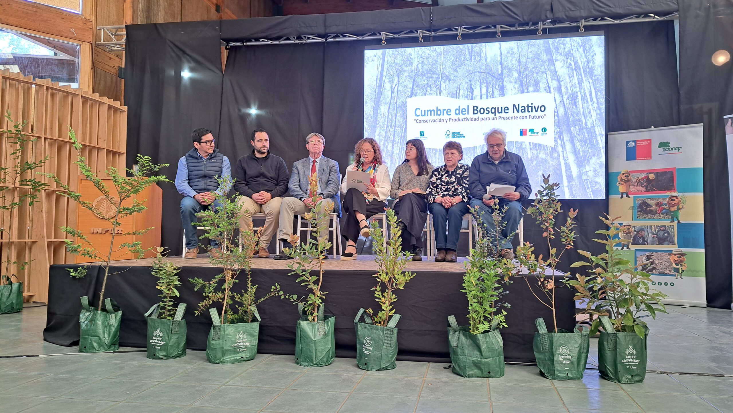 Poniendo valor a la dimensión humana, AIFBN fue parte de la Primera Cumbre del Bosque Nativo en Los Ríos