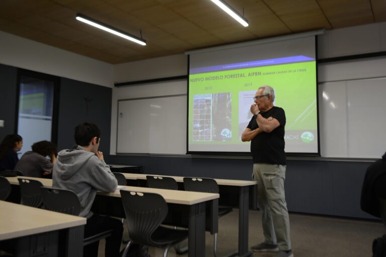 Luis Astorga expone sobre el sector forestal ante estudiantes de Sociología UC