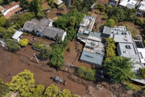 Aluvión en San Carlos de Apoquindo, Las Condes, tema de la columna sobre institucionalidad ambiental
