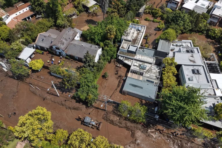 Aluvión en San Carlos de Apoquindo, Las Condes, tema de la columna sobre institucionalidad ambiental