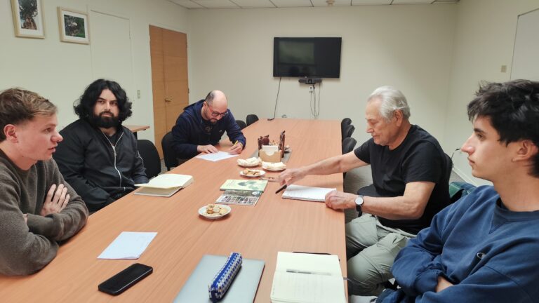 Estudiantes de Universitarios por el Bosque Nativo conversan con Luis Astorga y Pablo Parra de la AIFBN en la Universidad Católica